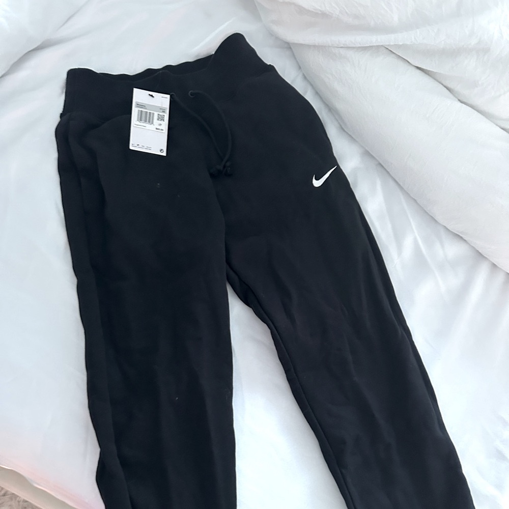 Brand new Nike Standard Fit Women’s sweatpants